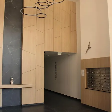 Quiet Flat Near Downtown, With Free Garage بودابست