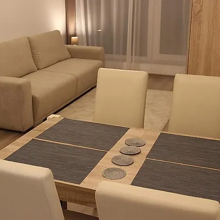 Daire Quiet Flat Near Downtown, With Free Garage