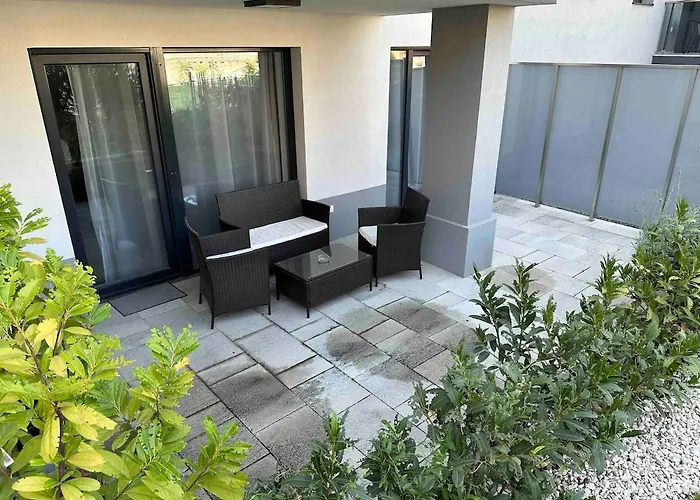 Quiet Flat Near Downtown, With Free Parking In Deep Garage *