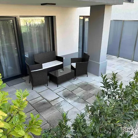 Quiet Flat Near Downtown, With Free Garage *